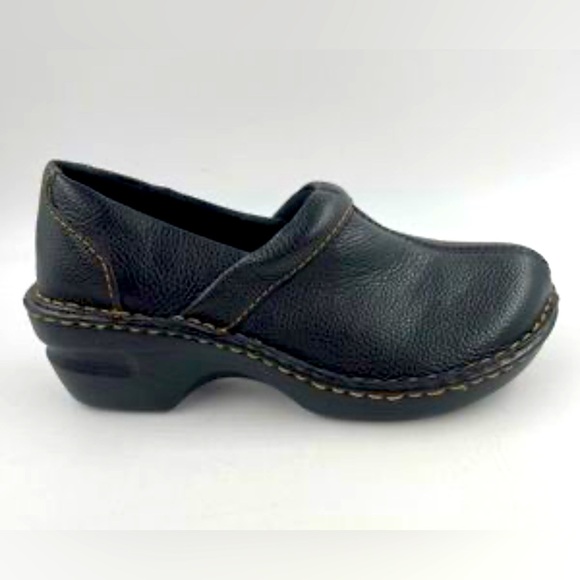 Magellan Outdoors Shoes - NWOT Magellan Outdoors Liesel Black Leather Slip-on Clogs
